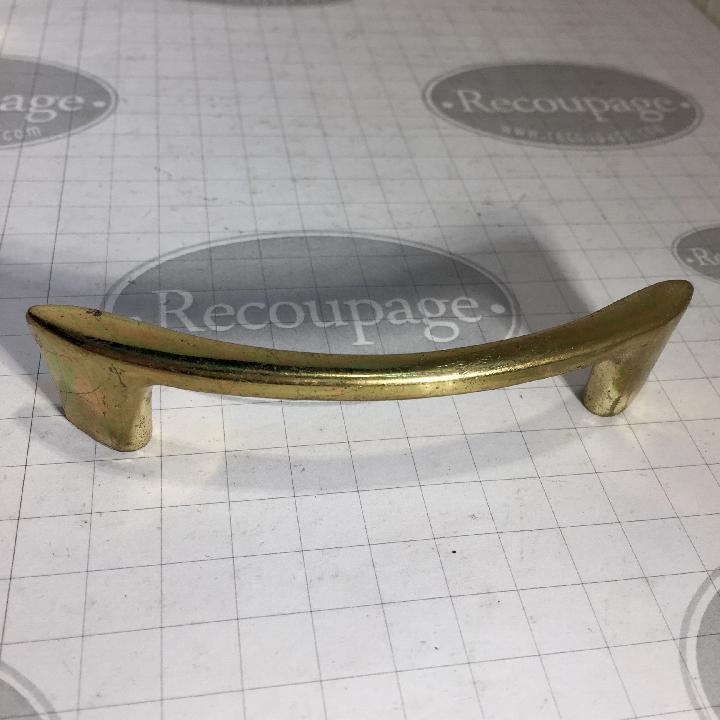 Tirador de asa dorado