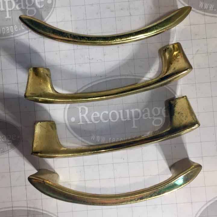 Tirador de asa dorado