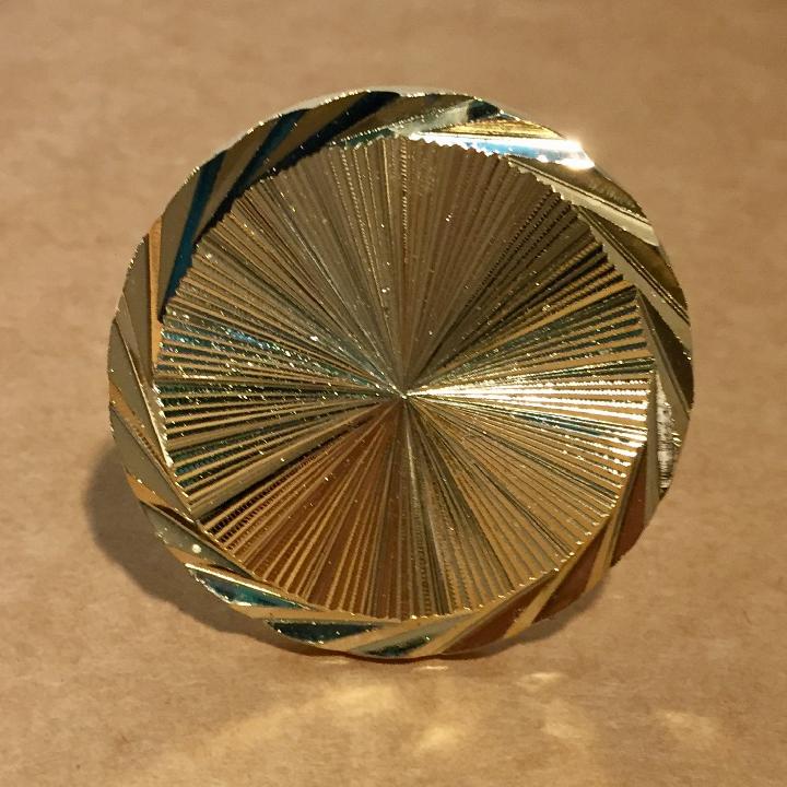 Tirador de botón dorado
