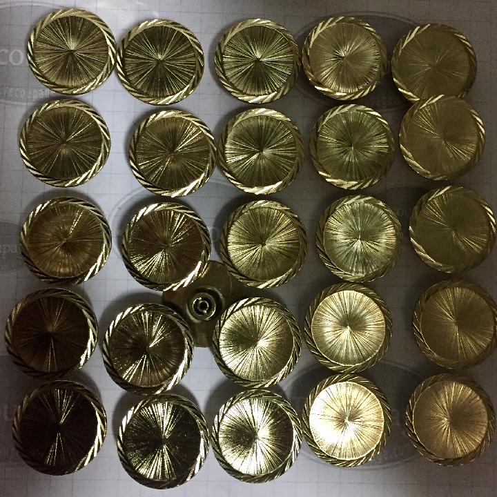 Tirador de botón dorado