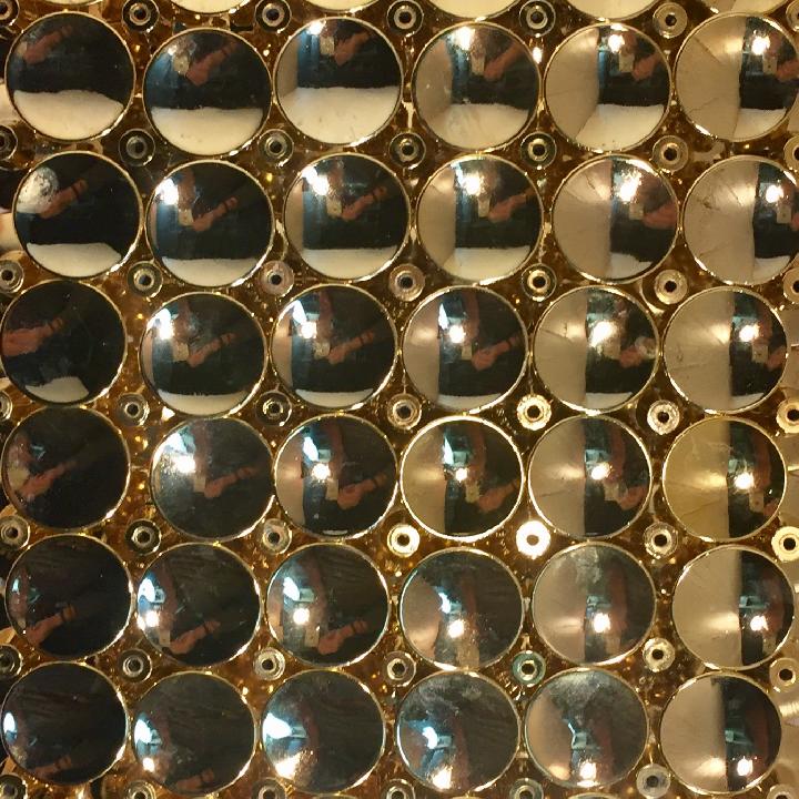 Tirador de botón dorado