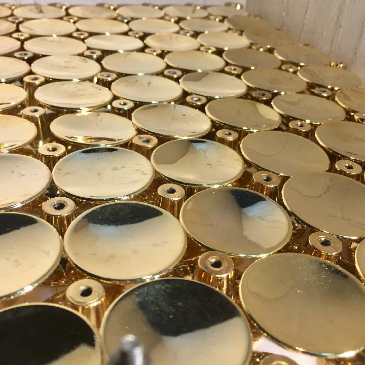 Tirador de botón dorado