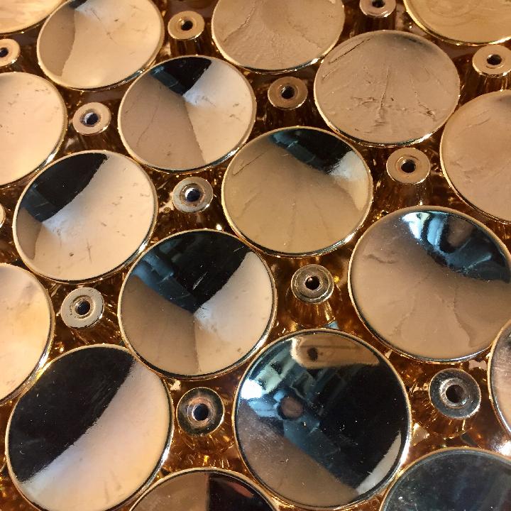 Tirador de botón dorado