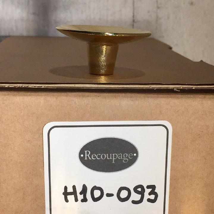 Tirador de botón dorado