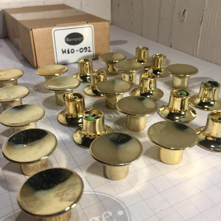 Tirador de botón dorado