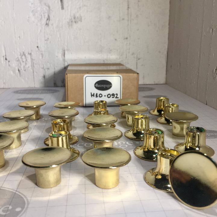 Tirador de botón dorado