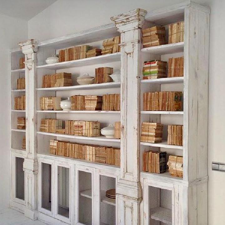 CP-01Librerías con materiales recuperados.