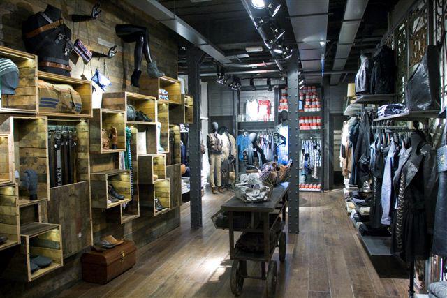 2014. Recoupage en la tienda de Pepe Jeans en calle Fuencarral. 