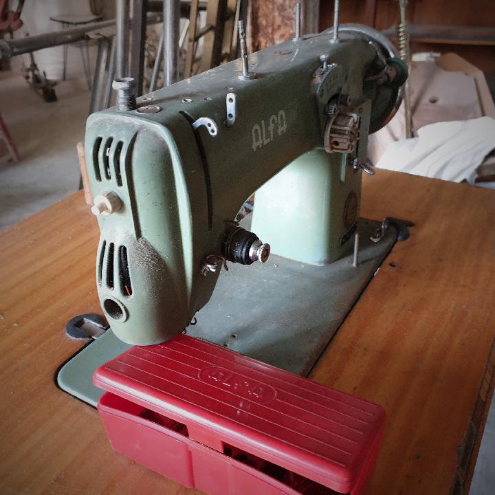 Maquina de coser ALEC. ALFA