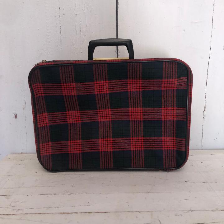 Maleta cuadros rojos y negros