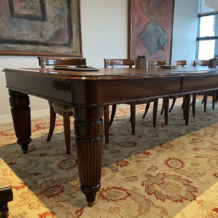 Lote de mesa y 12 sillas