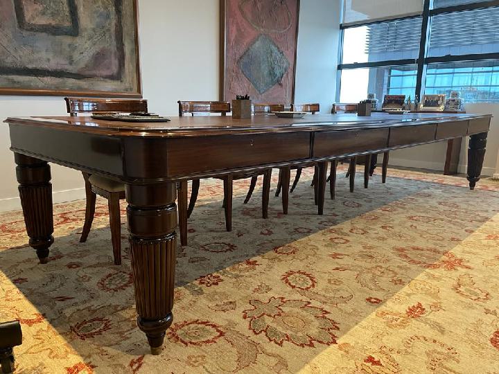 Lote de mesa y 12 sillas