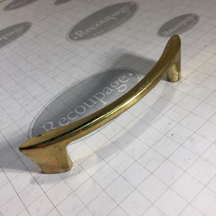 Tirador de asa dorado