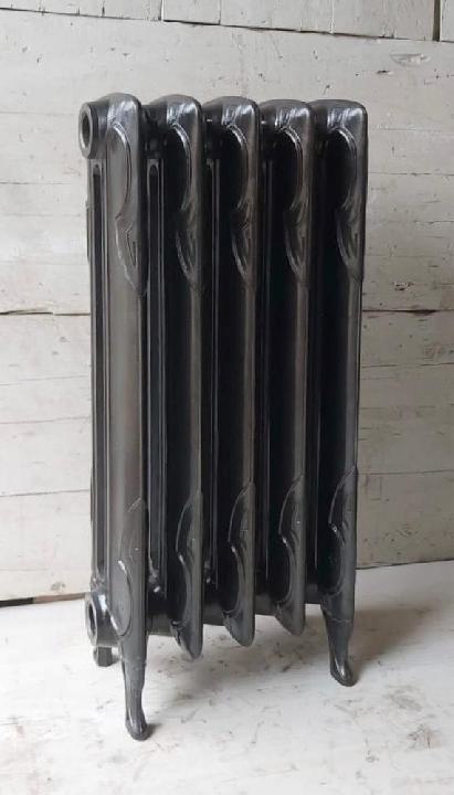 Radiador modernista con patas