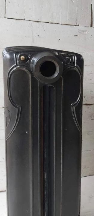 Radiador modernista con patas