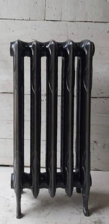 Radiador modernista con patas