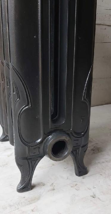Radiador modernista con patas