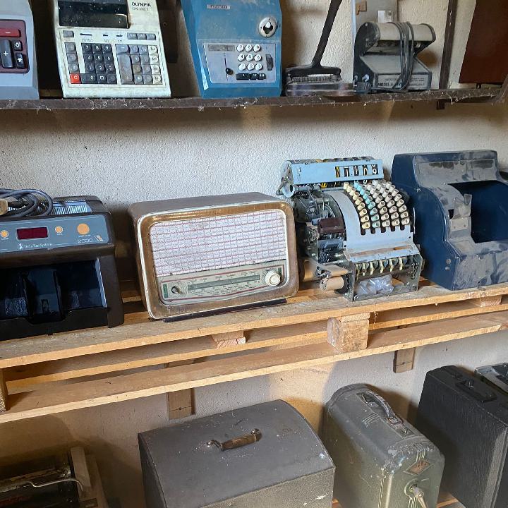 Atrezzo equipos electrónicos S.XX