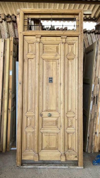 Puerta exterior cristalera