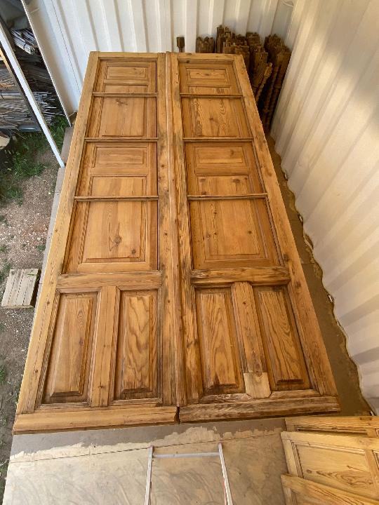 Puerta balconera con ventana