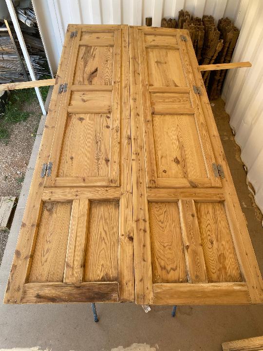 Puerta balconera con ventana