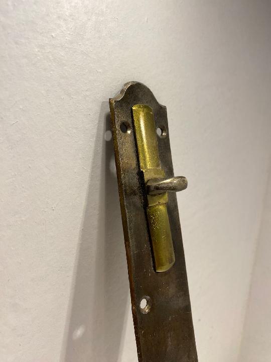 Cremona de embutir en cara