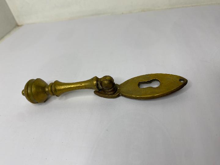 Tirador con cerrojo