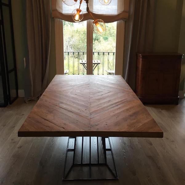 Mesa con madera recuperada